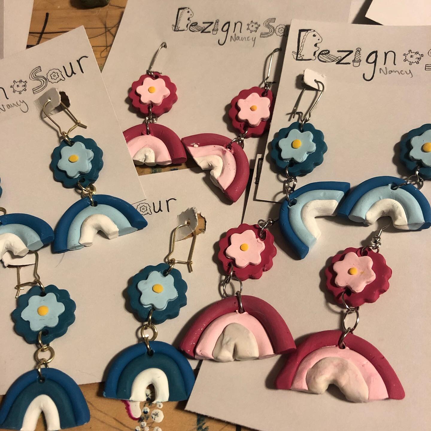 The kids have been busy making polymer clay jewelry for this weekend #dezignosaur #freshairartcelebration #yakimaartists #kidsart #polymerclay @ali4416______ @silym_ili @dnanci14