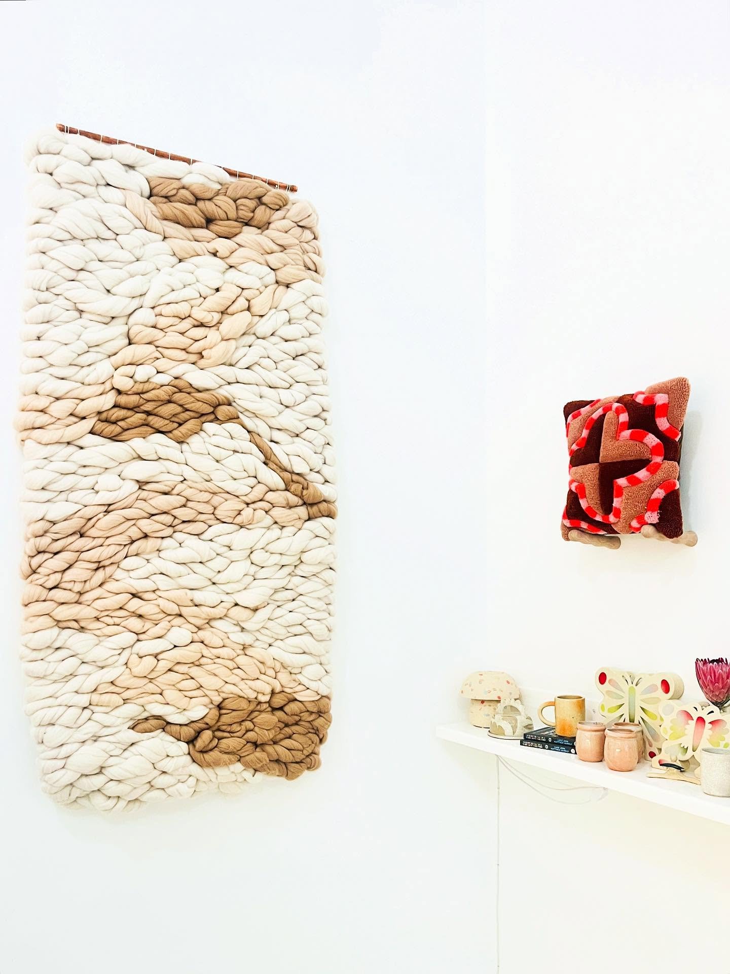 This giant piece by @meghanshimek is called &ldquo;Bridge&rdquo; and it is the epitome of warm and fuzzy 〰️ Hand made by the Oakland-based artist, the thick wool and cotton is truly mesmerizing and comforting 🤍 And the gorgeous @gabrielle_colville c