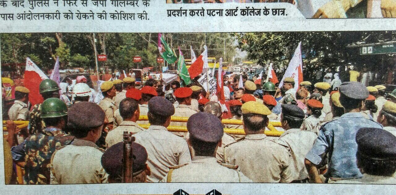 police and students during patna art college protest .jpg