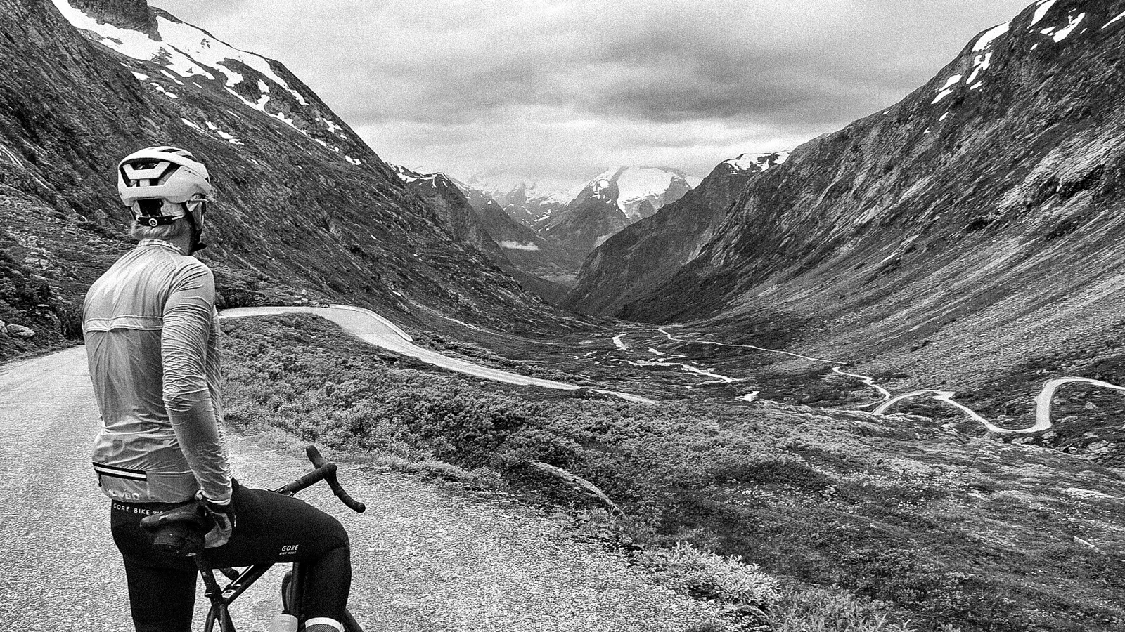 Fra Gamle Strynefjellsvegen, med utsikt nedover Hjelledalen