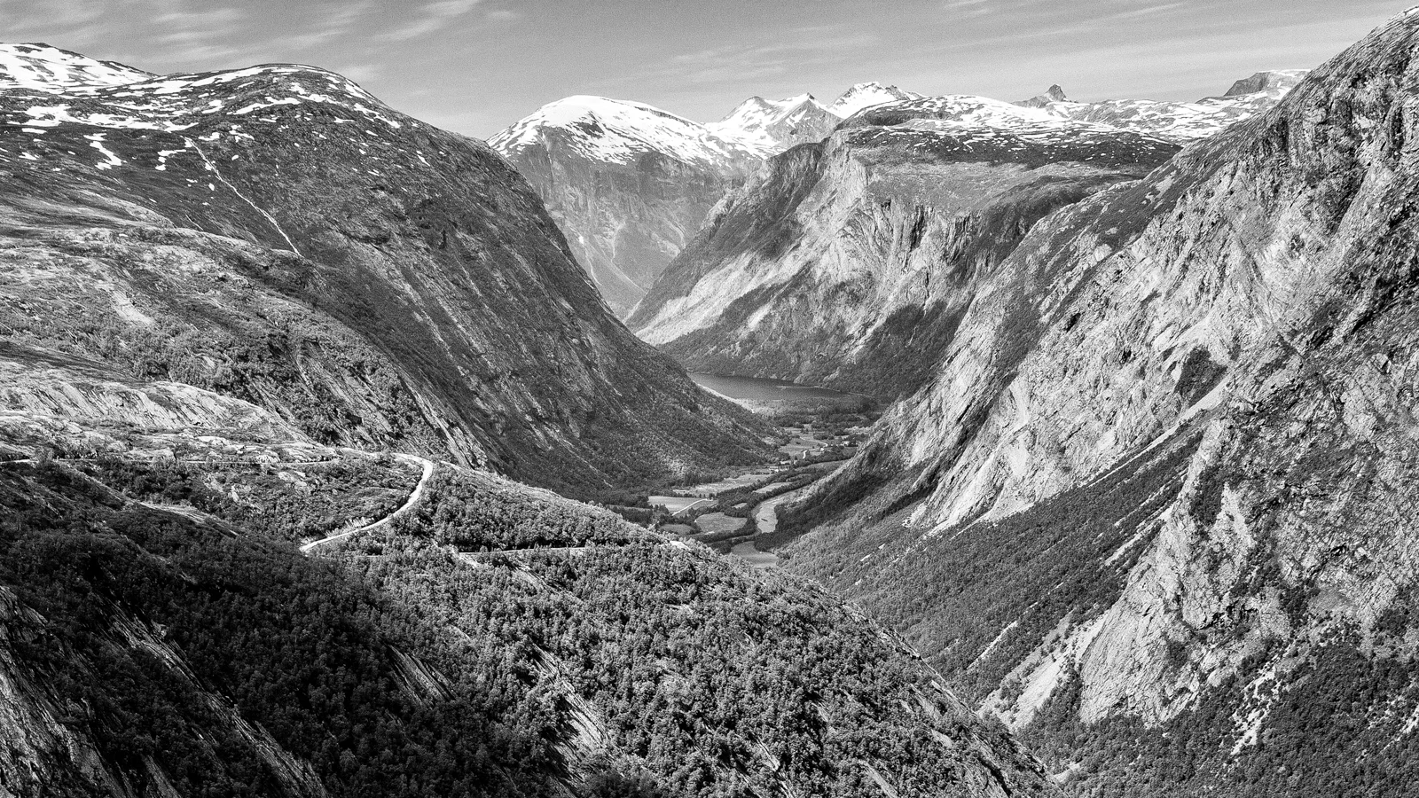 Eikesdalen med deler av Finnsetlia, tatt fra Aurstaupet (Foto: Simo Räsänen )