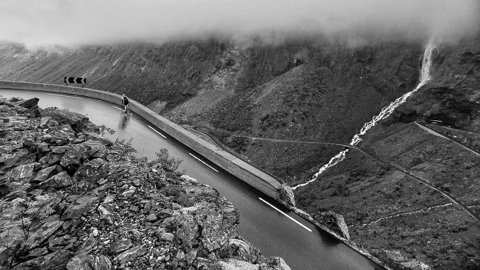 Isterdalen i bakgrunnen, Trollstigen i forgrunnen