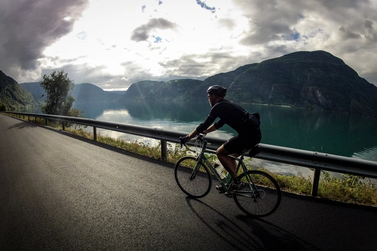 vegtur_lustrafjorden_rundt.jpg