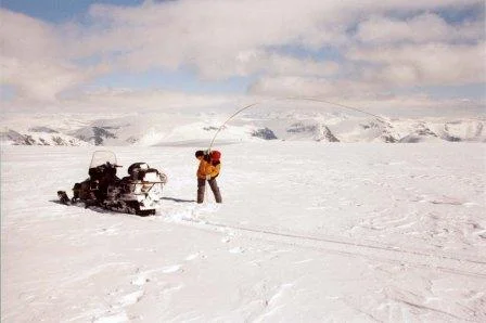 Bremålingar på Jostedalsbreen. Foto: NVE