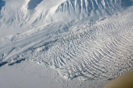 Mektig bre på Svalbard. Foto: Trygve Snøtun.