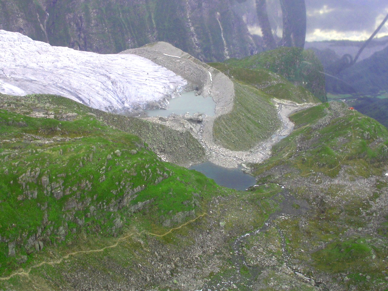 Spora etter eit jøkulhlaup frå Flatbreen i 2004. Foto: Hallgeir Elvehøy, NVE.
