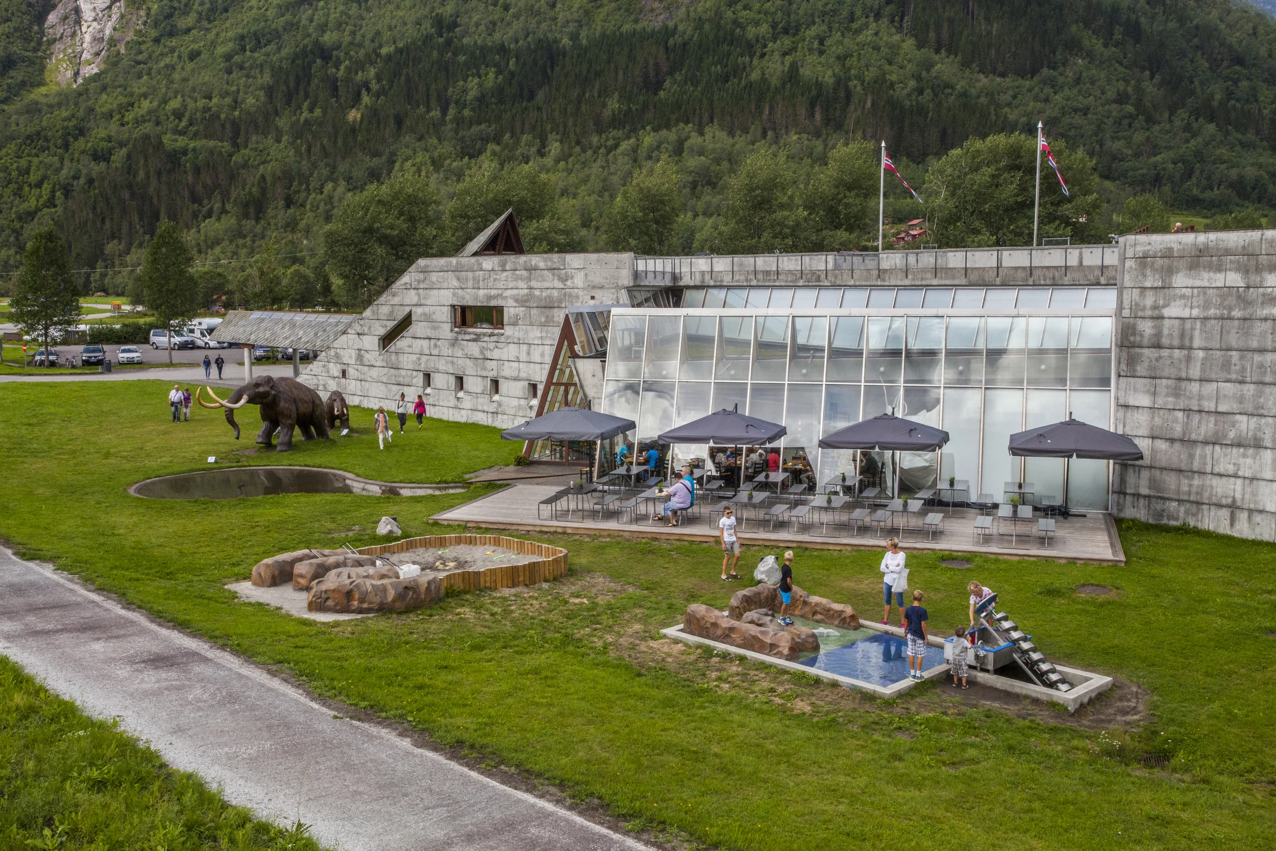 Uteområdet med den pedagogiske leikeparken. Foto: Gaute Dvergsdal Bøyum.