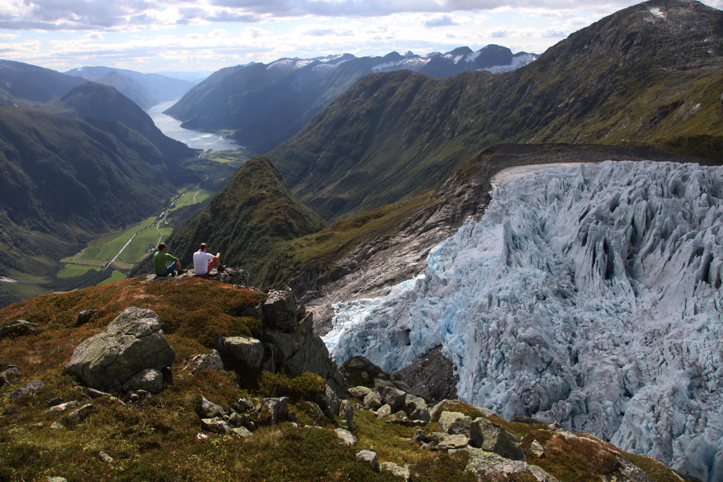 Bre, fjell, fjord - og folk! Foto: Gaute D. Bøyum august 2013.