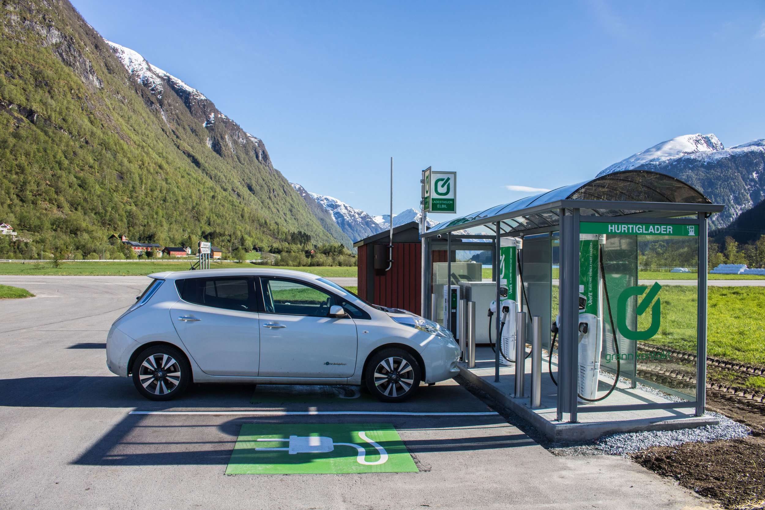 Noregs finaste plass for lading av elbil? (Foto: Pål Gran Kielland)