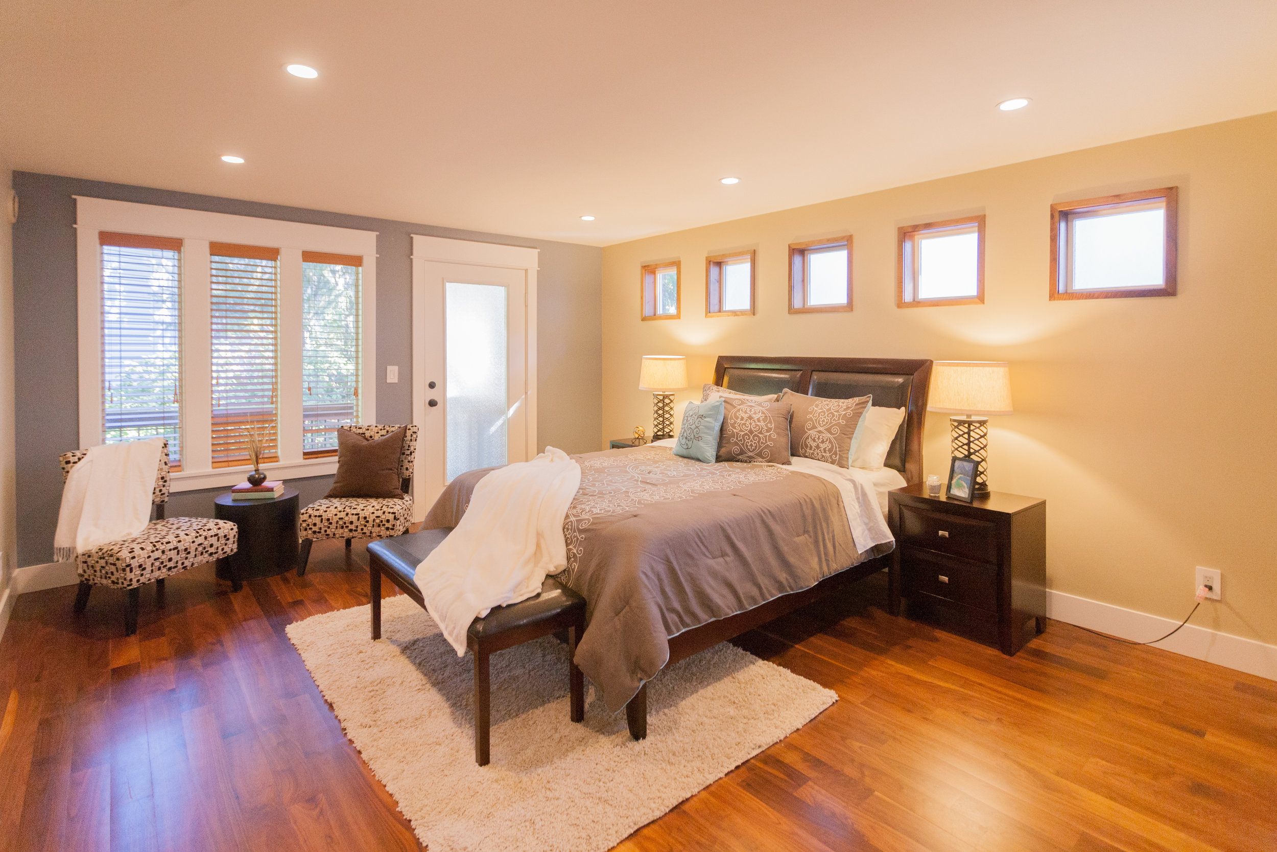  Upstairs. One of two en-suite master bedrooms! Notice the sitting balcony. 