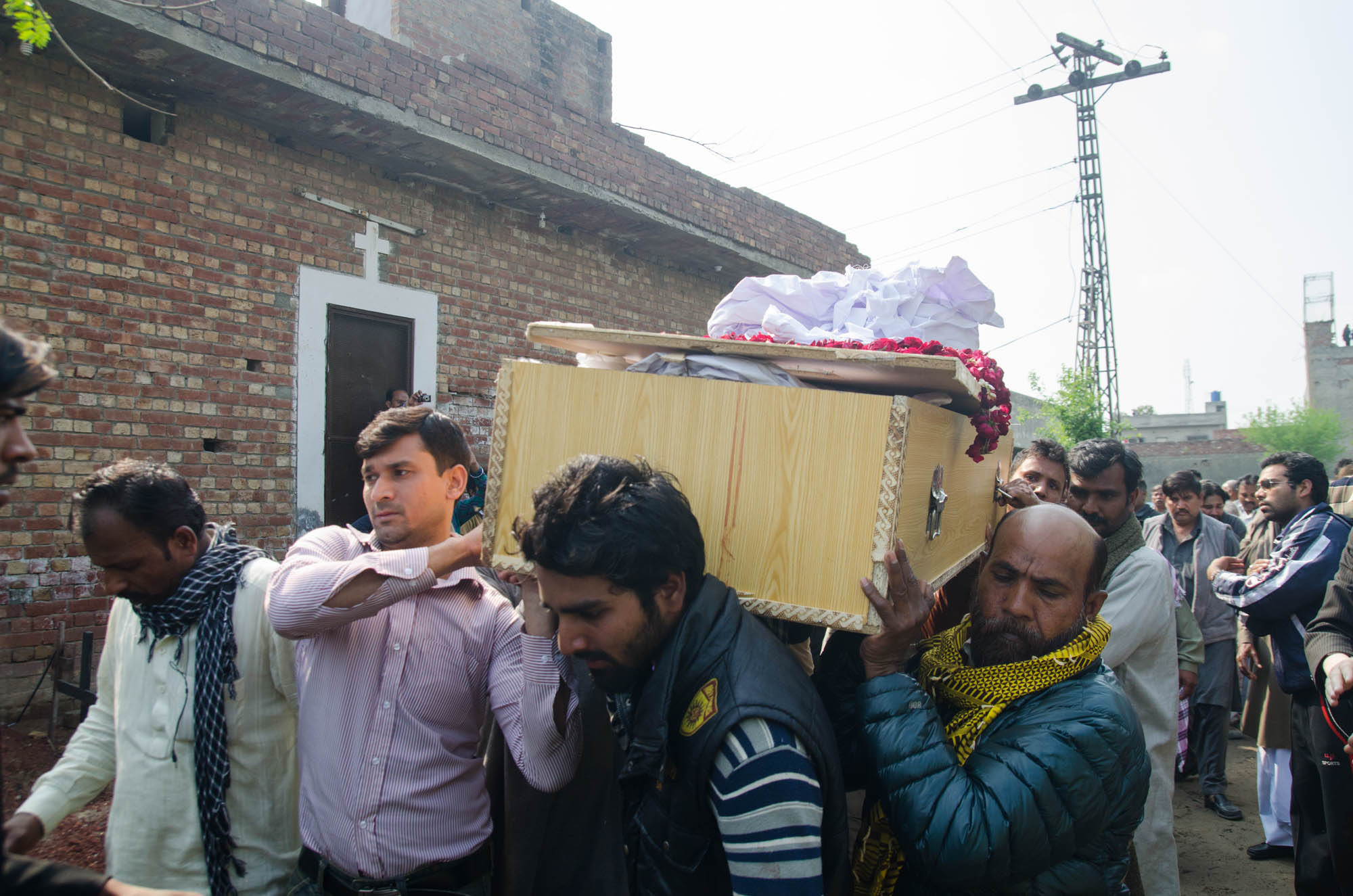  The coffin of suicide attack victim being brought for burial. Amid high tension and increase security, the Christian community of Youhanbad laid their loved ones to rest. A suicide attack on two churches left 15 dead, including 2 police officers.   