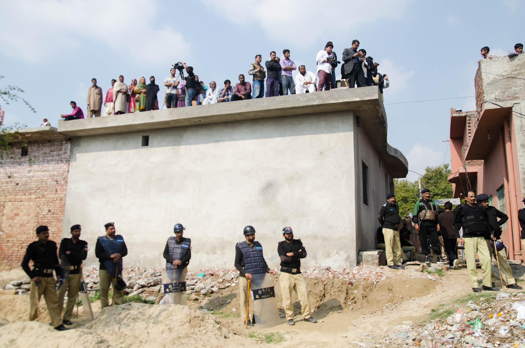  Amid high tension and increase security, the Christian community of Youhanbad laid their loved ones to rest. A suicide attack on two churches left 15 dead, including 2 police officers. 