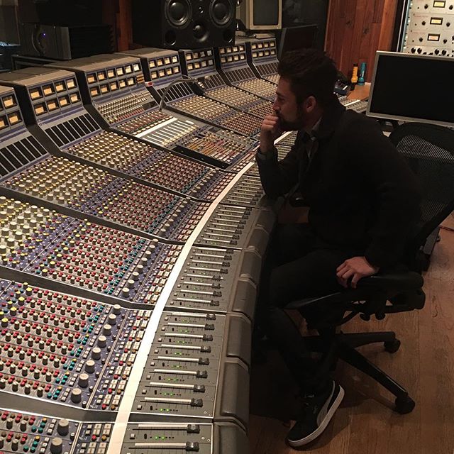 Hanging out today at @unitedrecording That is one badass and rare focusrite consoles #focusrite #recordingstudio #producer #audioengineer #mixingengineer #musicproducer #hollywood #losangeles #music @unitedrecording @warrensokol @warrenhuart #produce