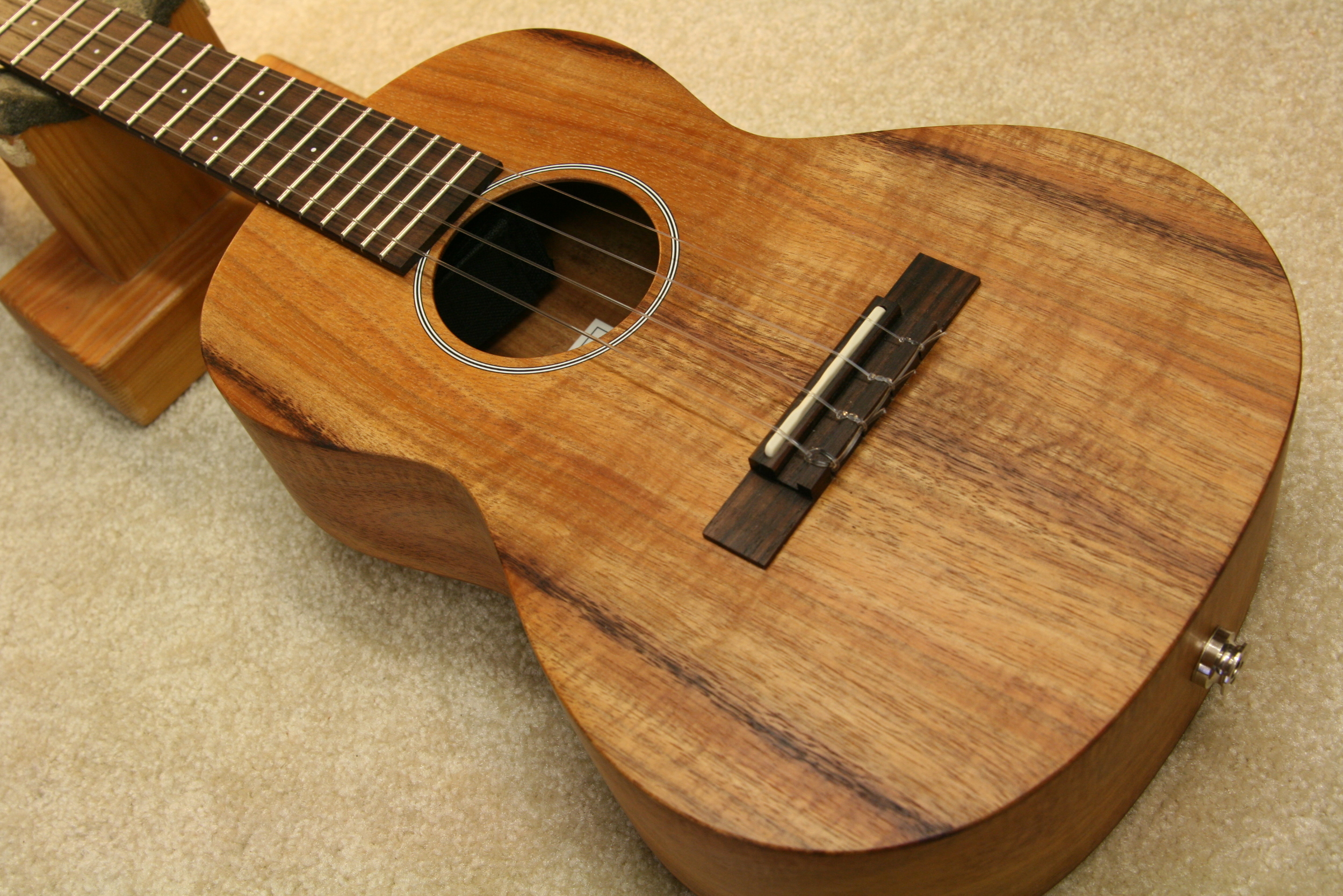 Acoustic pickup on ukulele