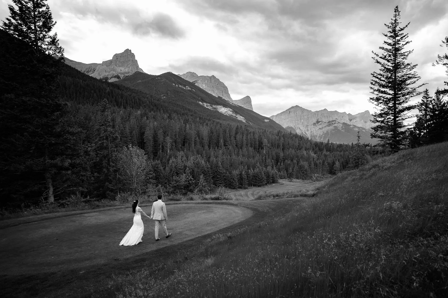 Stewart Creek Golf Course wedding in Canmore with panoramic mountain views