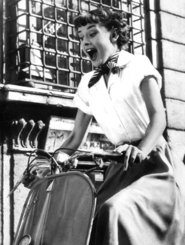 Audrey_Hepburn_on_Vespa_in_Vacanze_Romane_1953.jpg