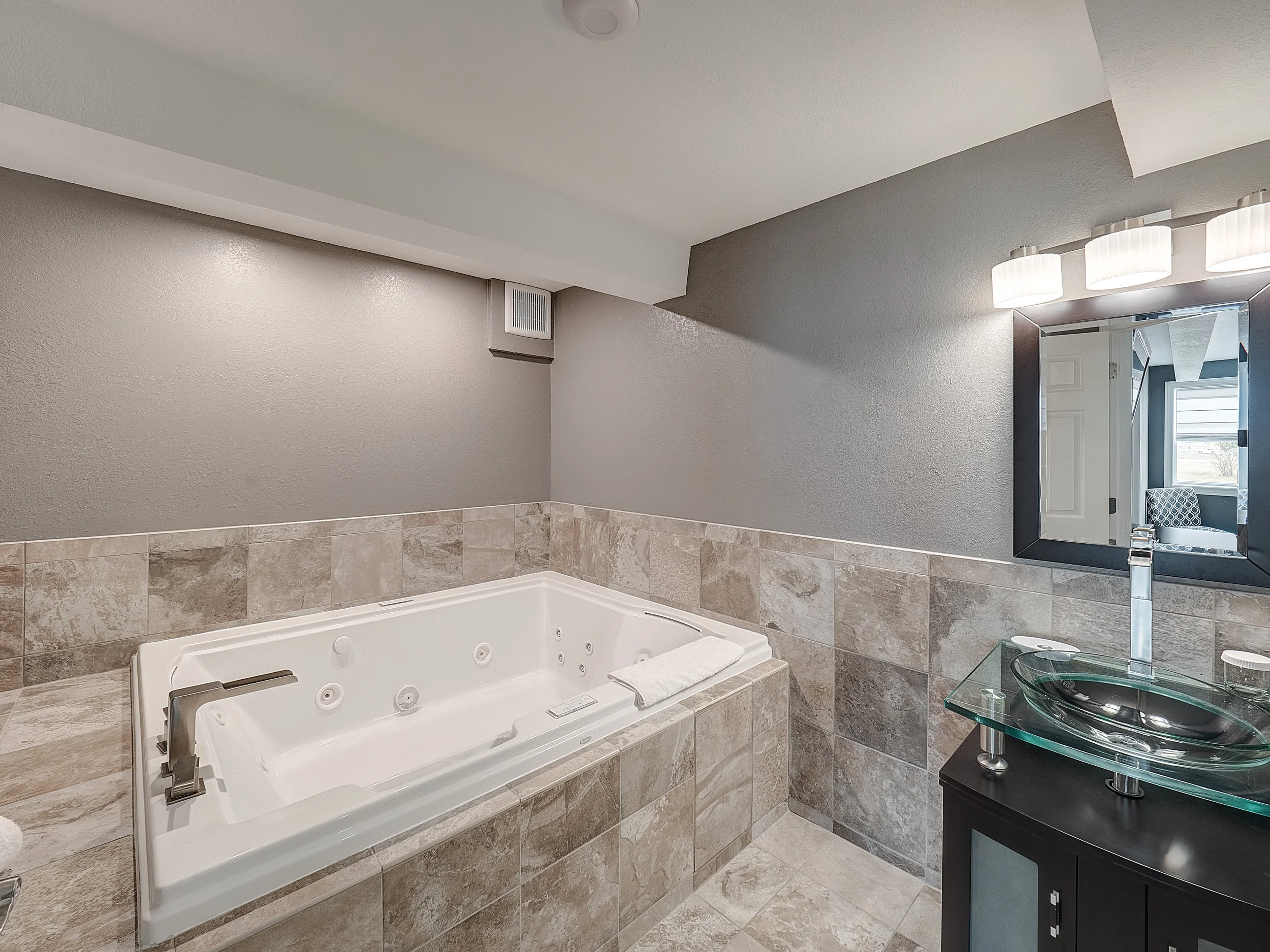 Whirlpool Suites — Eastland Suites Hotel & Conference Center Hotels
