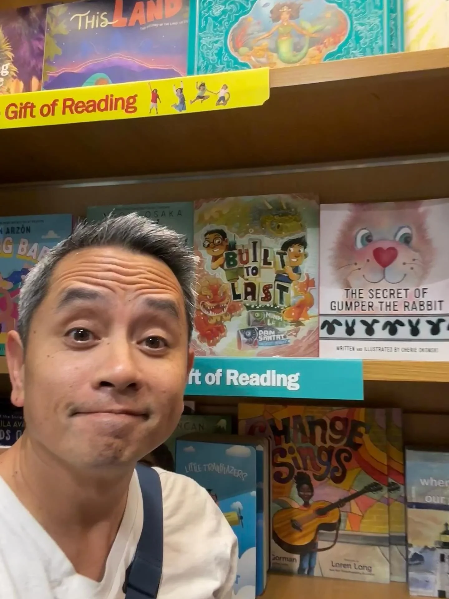 I&rsquo;ll never get tired of airport shelf placement 🥰✈️ @dsantat @knopfyoungreaders @randomhousekids @usnews @sandiegoairport