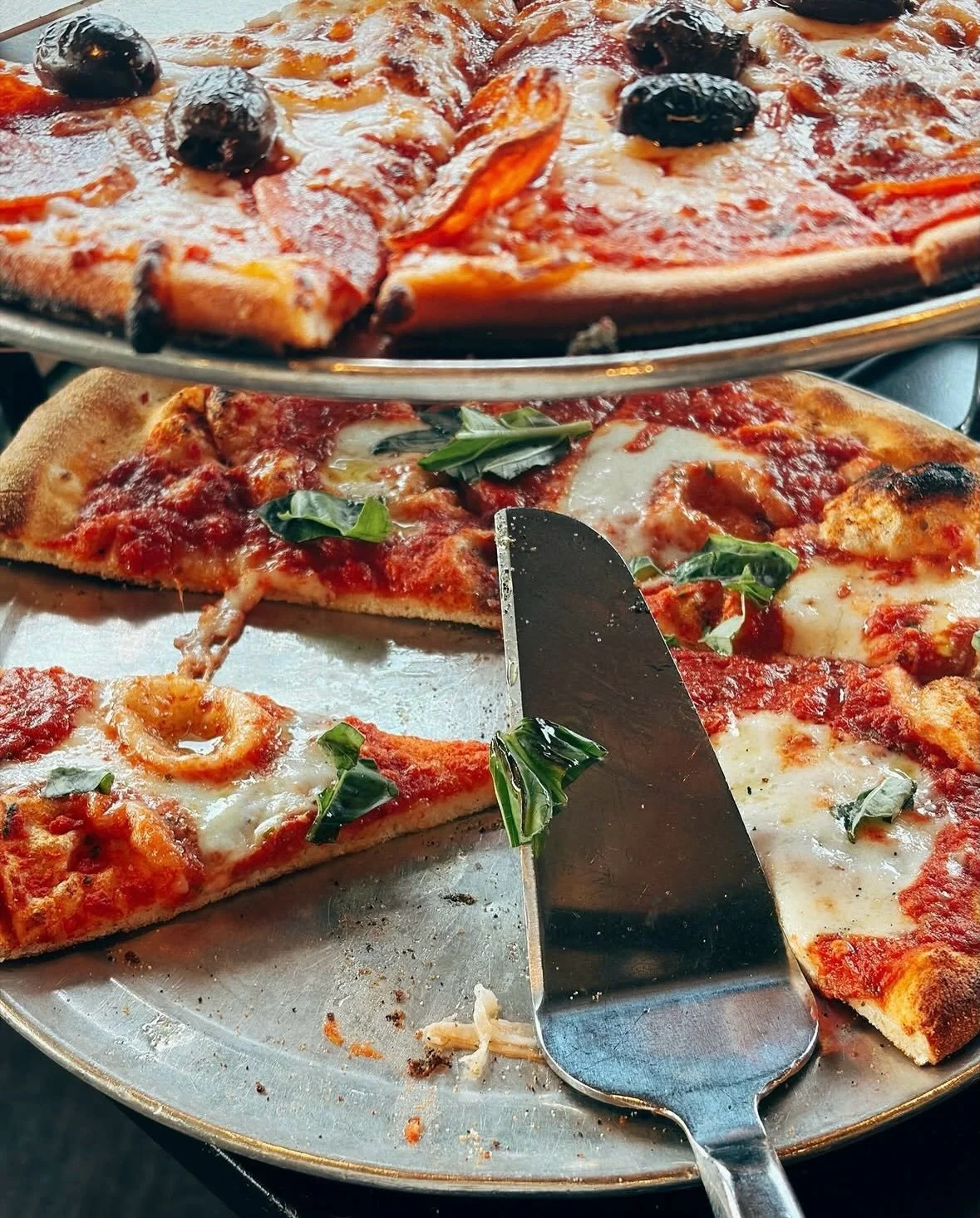 Yummmmmmmm😋😋😋 have y&rsquo;all seen the $200 gift card for @woodstonecraftpizza on our #winetopia silent auction? 

Woodstone is one of our very favorite places to eat with the best salads, wings, and of course their pizzas! The THISS pizza is my 