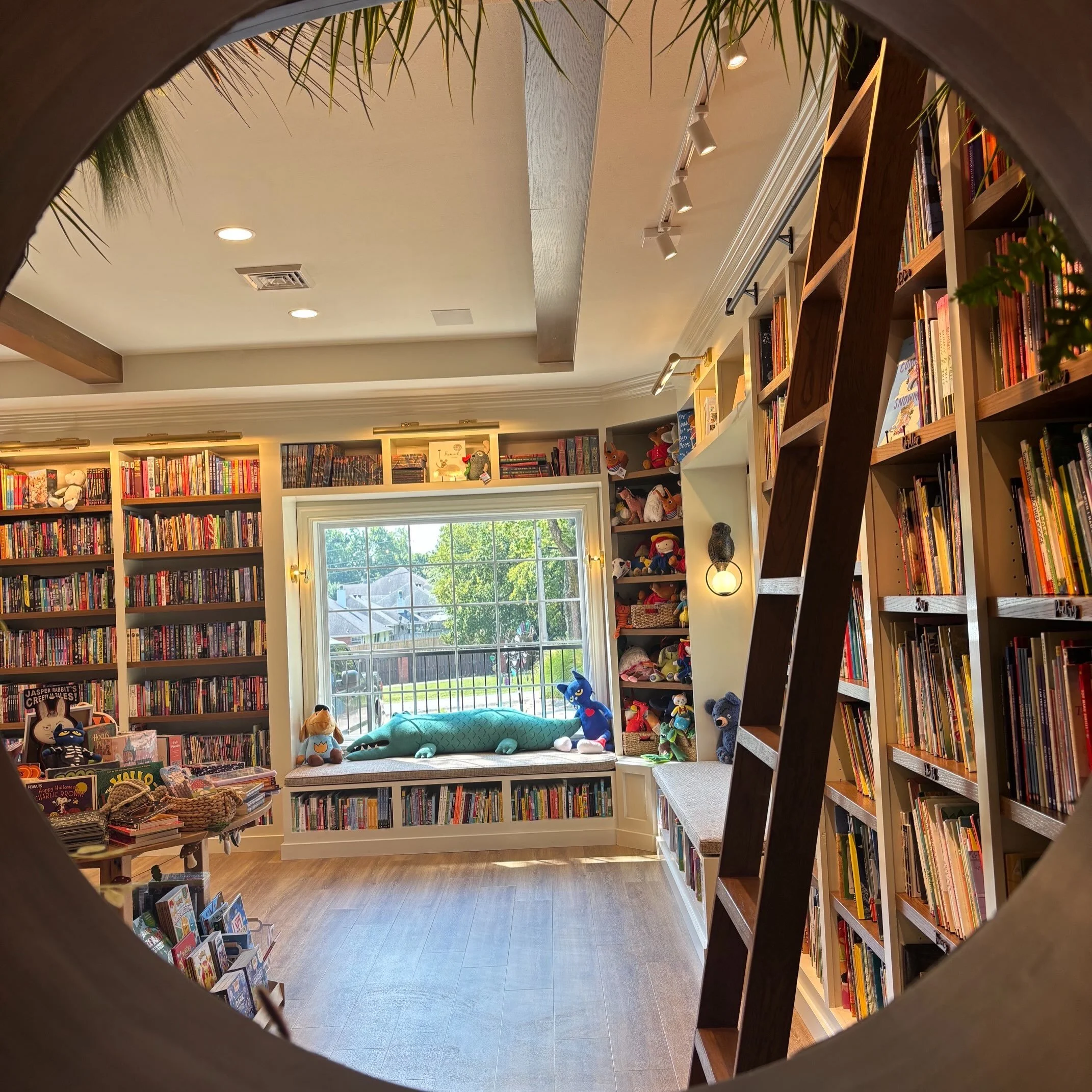 @dadsuggests is the most magical place in town ✨✨✨ It&rsquo;s an incredible children&rsquo;s bookstore created to spark the imaginations of kids and grownups alike! It&rsquo;s our favorite place for a family outing. 

Our friends at @dadsuggests were