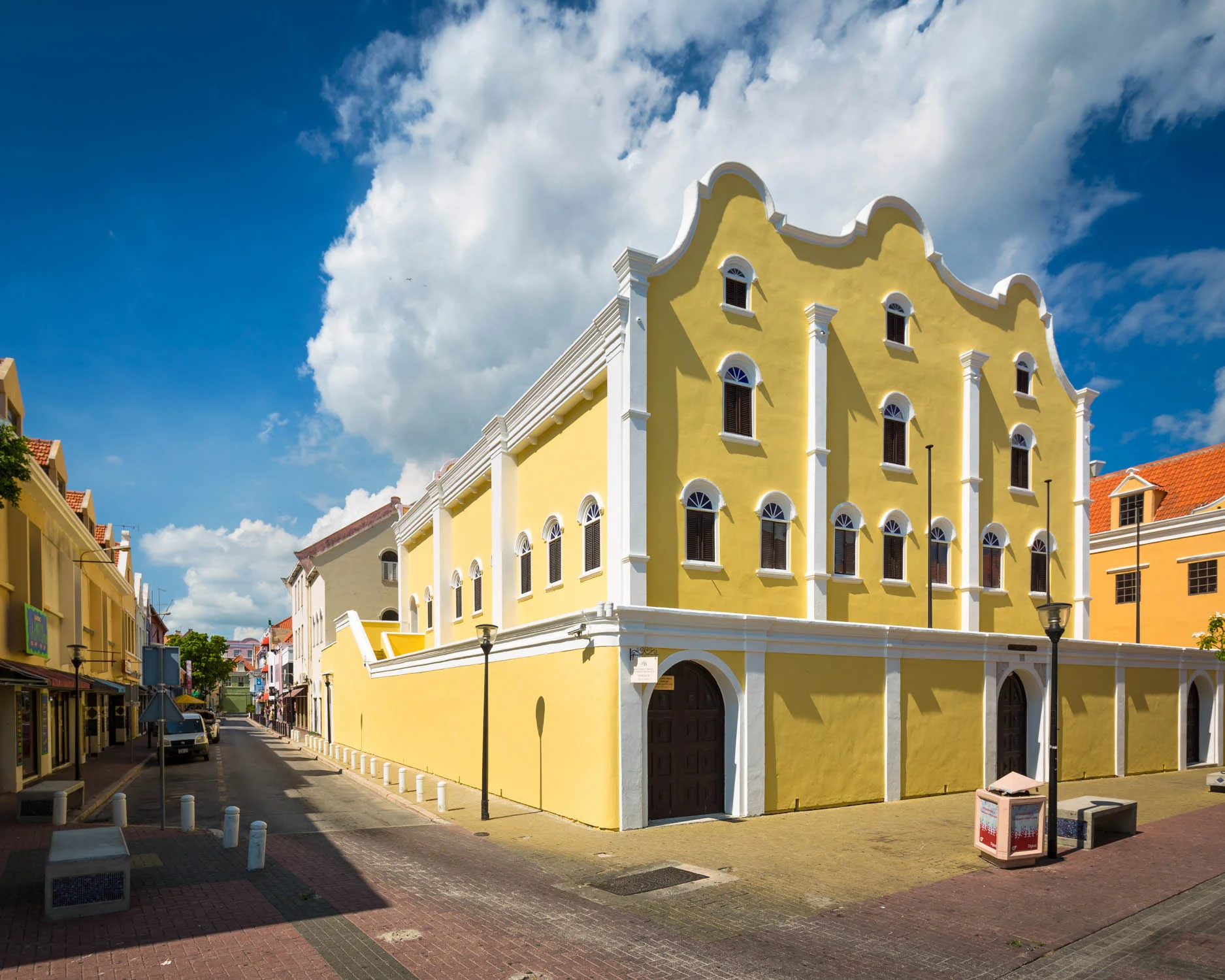 Entrance & Exterior
