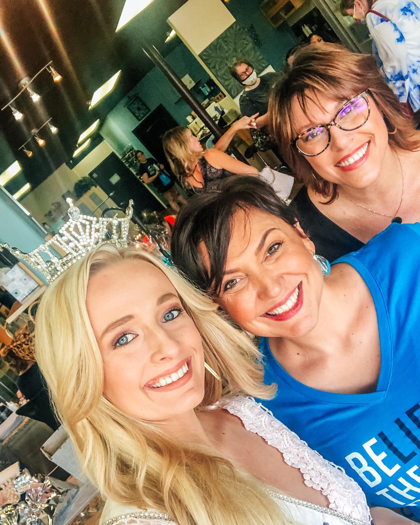 Last weekend I took a little study break and attended the Self Care Project by @branching_out_az  at @simplyravishingsalon! This event was for moms of children with disabilities and foster moms to take some time for some much needed pampering! 💛

#w