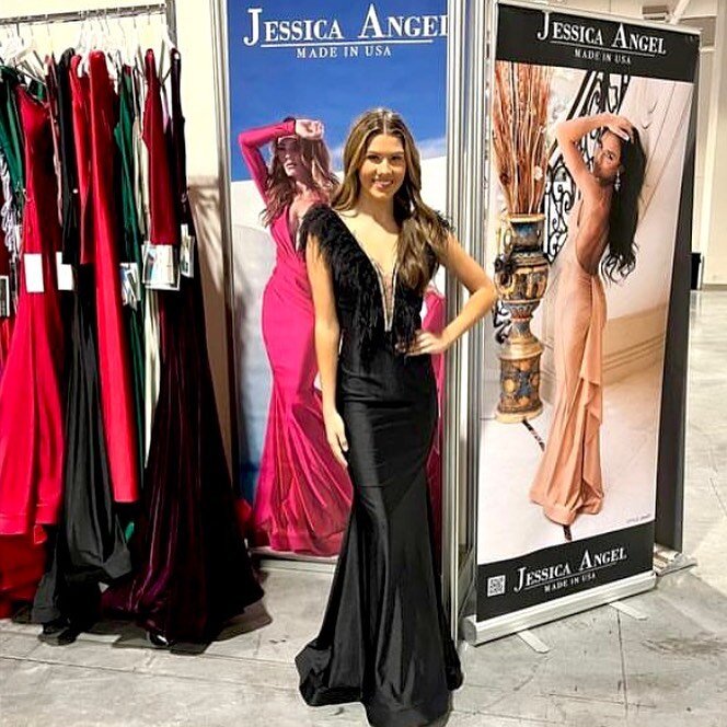 ✈️ Dallas ➡️ Las Vegas for @maoteenaz! 🛩This girl has been on the move! Saray hopped on a plane after the @maoteen competition in Texas and went to Las Vegas to model at @formalmarkets at the @lasvegasmarket for the @jessicaangelcollection! How stun