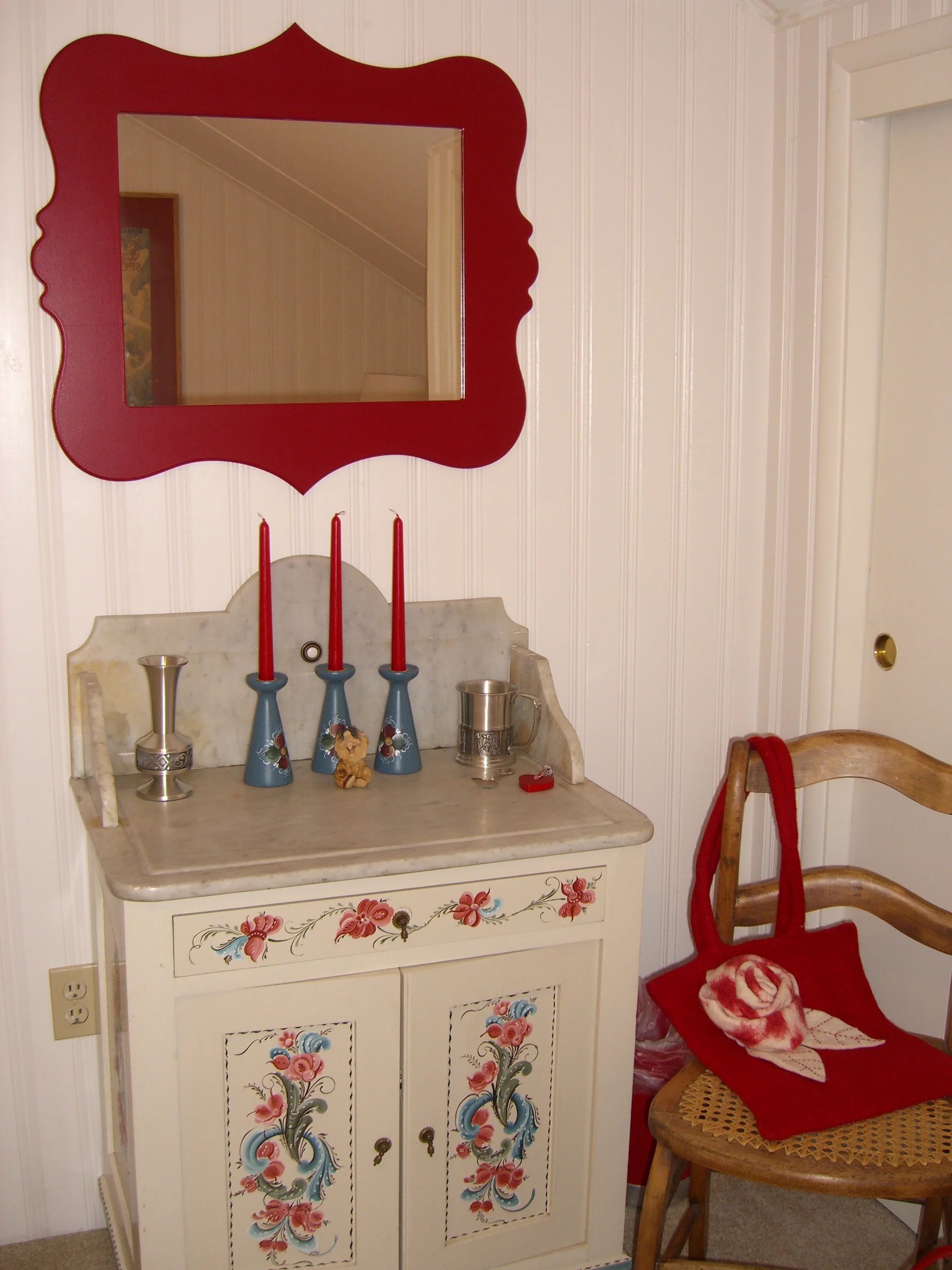 Rosemaling on small cabinet...