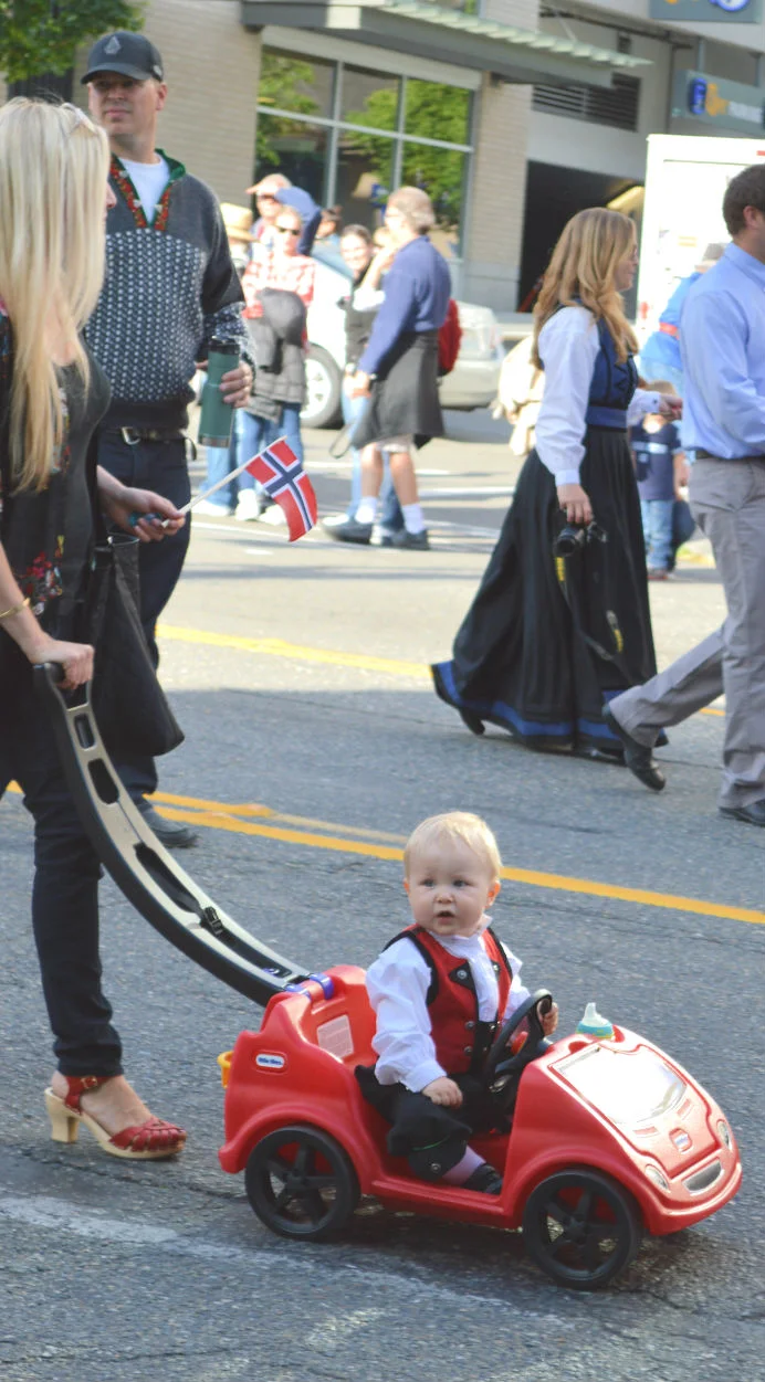 Starting young...lille gutt (little boy).