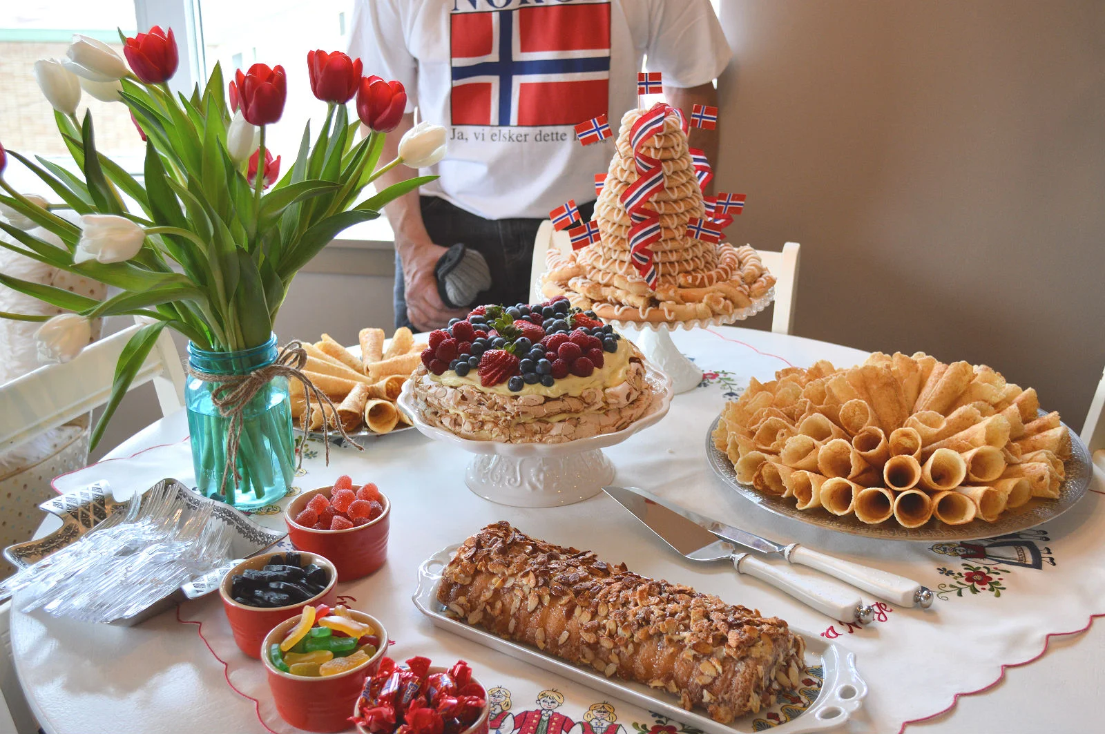Almond kake, krumkake, krunsekake, and verdens beste kake....all kake!