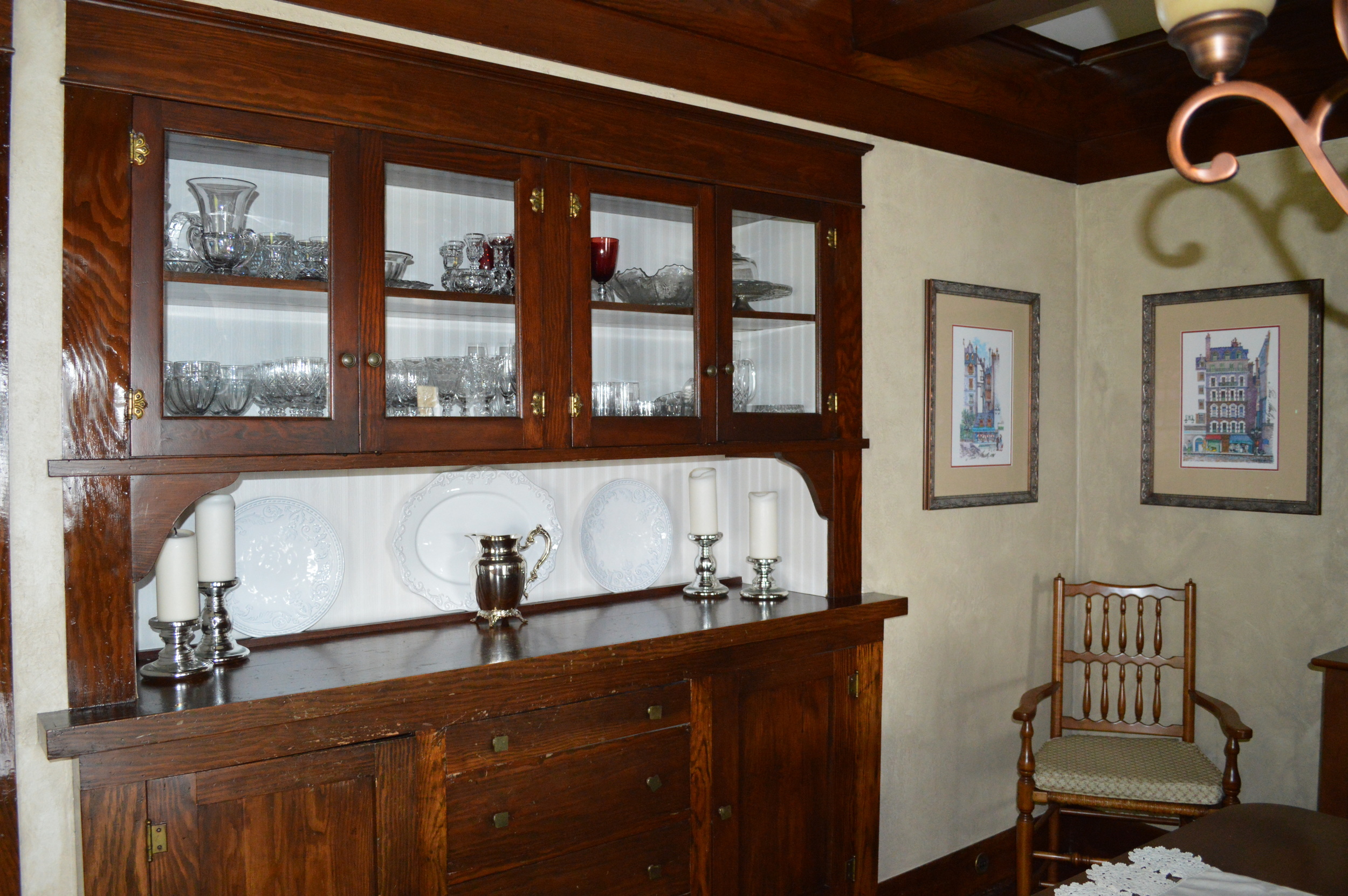 Another view of the built in china cabinet here...