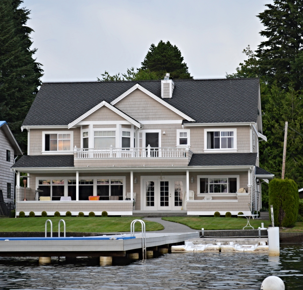 See that wonderful front porch...
