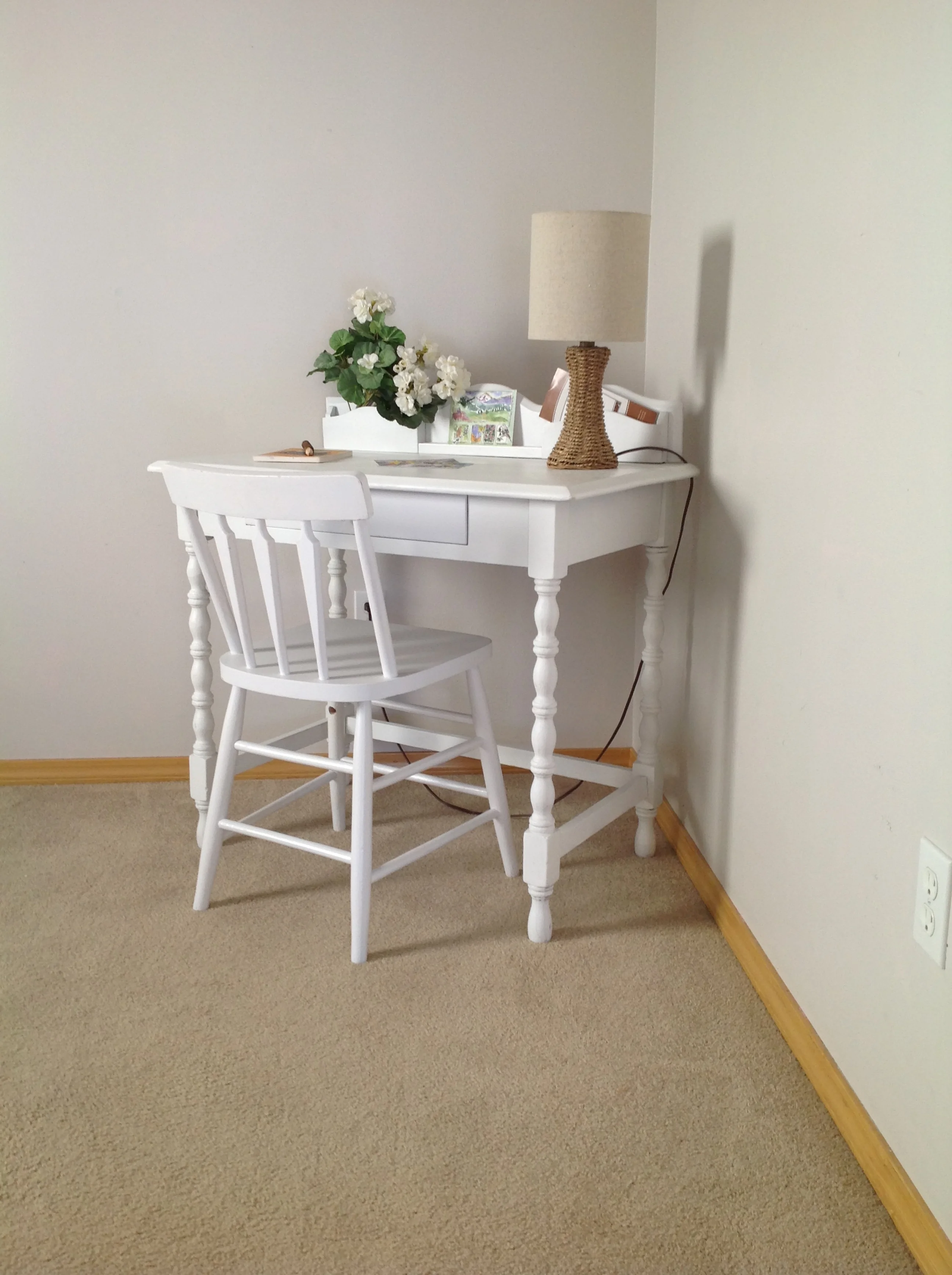 A little desk for the tiniest bedroom/office...