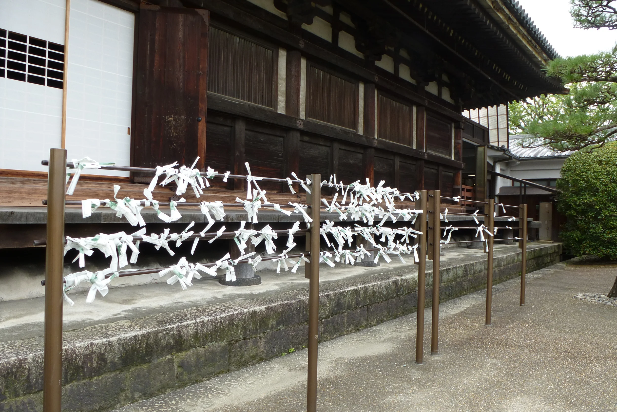 Bad fortunes left behind at Sanjusangendo