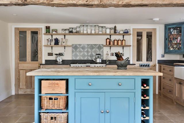 Natural woods with a beautiful burst of blue. Love this kitchen.⠀
.⠀
.⠀
.⠀
.⠀
#kitchendesign #kitchendecor #kitchenisland #kitchencabinets #kitcheninspiration #kitcheninterior #eviewillowkitchens #bespokekitchens #handcrafted #handpaintedkitchen #bea