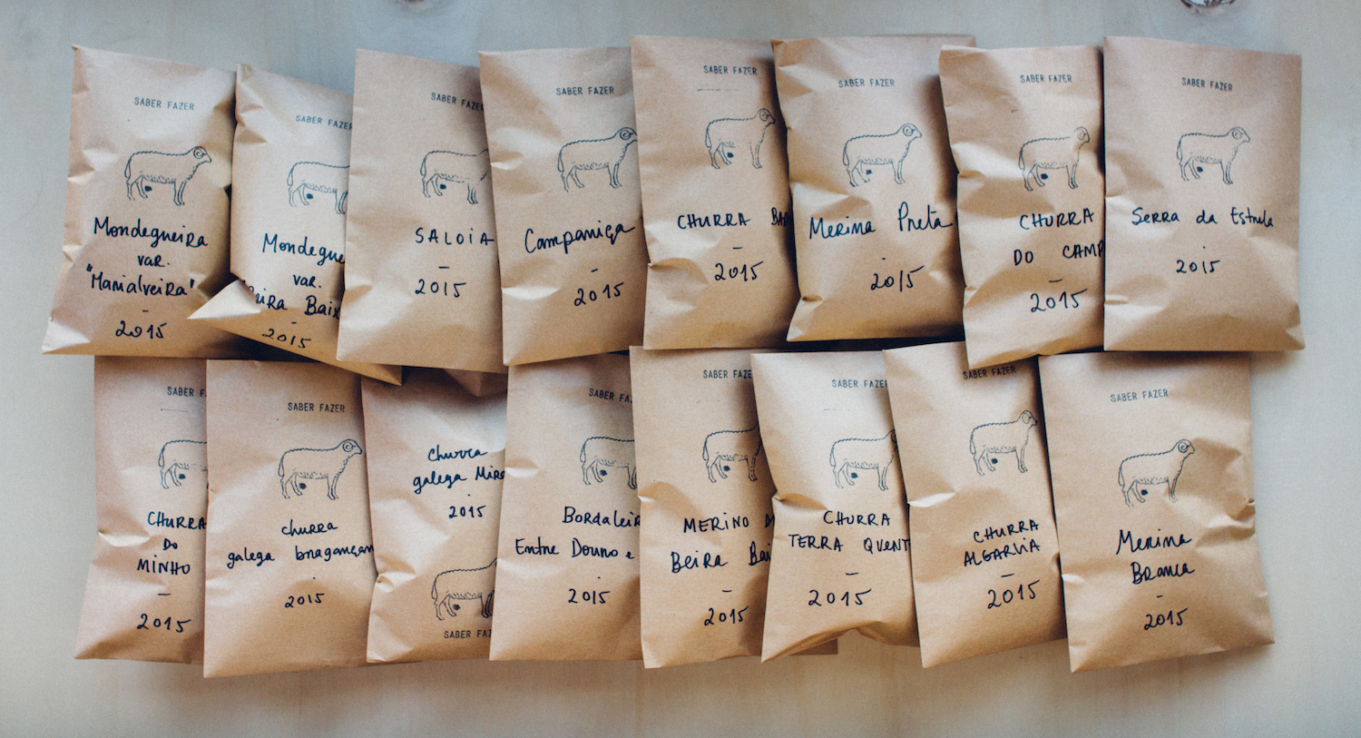 Amostras organizadas e embaladas das 15 raças de ovinos autóctones, prontas para serem fotografadas; / Organized and packed samples of wool from our 15 sheep breeds, ready for the photoshoot;