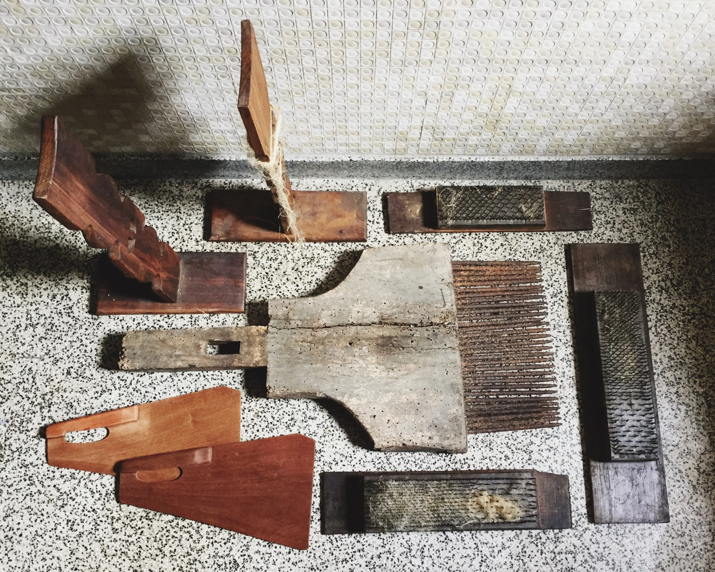 Ripo (ao centro), sedeiros (lado direito, em cima e em baixo), espadelas (canto inferior esquerdo) e espadeladouros (canto superior esquerdo); / Flax ripple (center), hackles (right side), scutchers (lower left) and scutching boards (upper left);