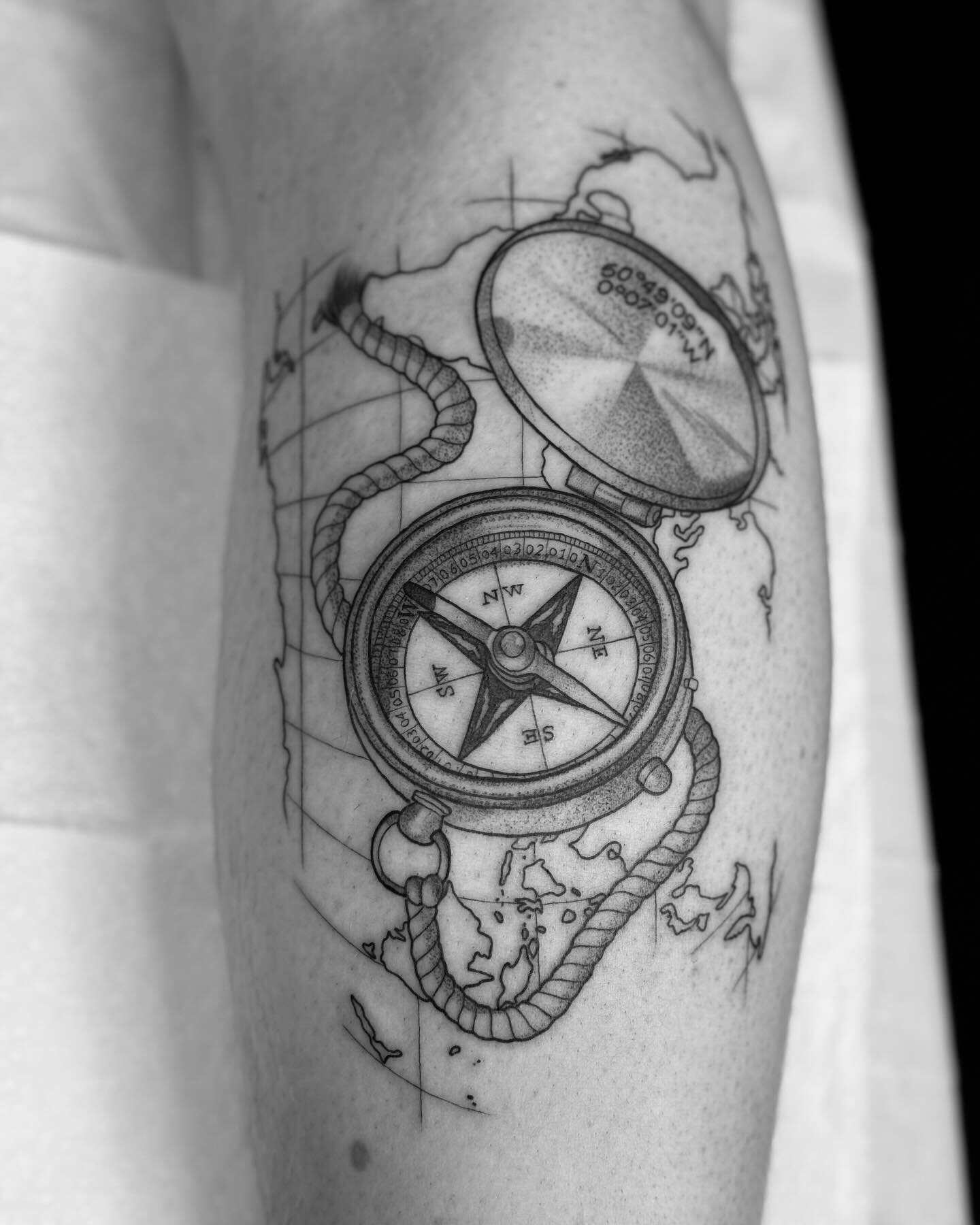 Compass piece I did for @whitxhousx a few weeks ago! 
.
.
.
#tattoo #tattooart #ink #inked #artist #tattooideas #compasstattoo #tattoodesign #blackwork #blackworktattoo