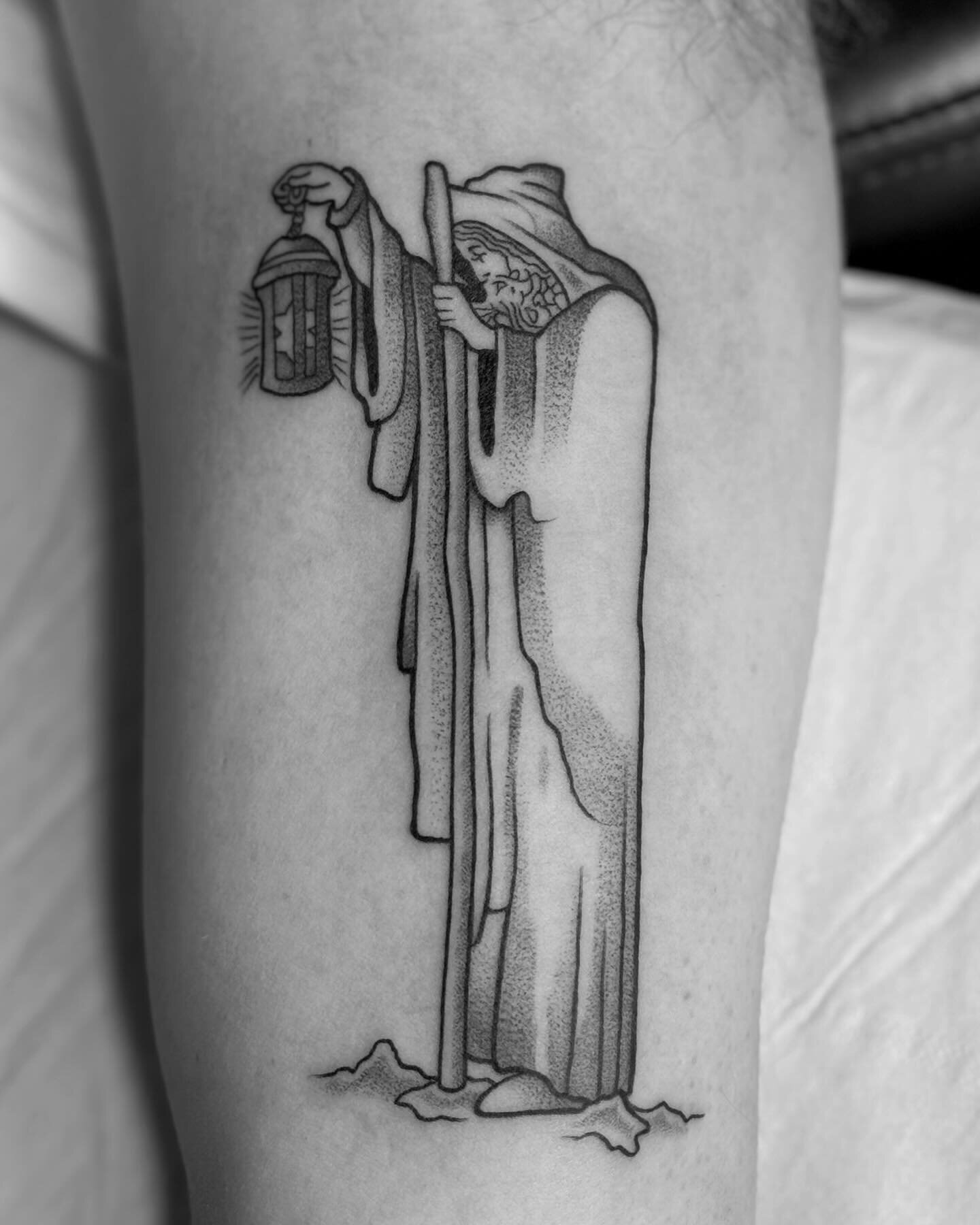 Such a pleasure to have @readtheplants in for this piece based on &lsquo;The Hermit&rsquo; Tarot Card. Quite a spicy spot but Ben did perfectly ✌️
.
.
.
#dotwork #dotworktattoo #fineline #blxckwork #tattooideas #tattooidea #tattooart #tarot #tarotcar