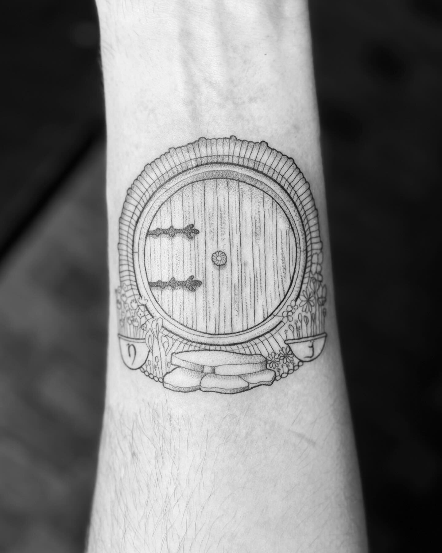 Hobbit Door Tattoo for @davewsmatts ✌️
.
.
.
#tattooideas #dotworktattoo #finelinetattoo #hobbit #tattooist