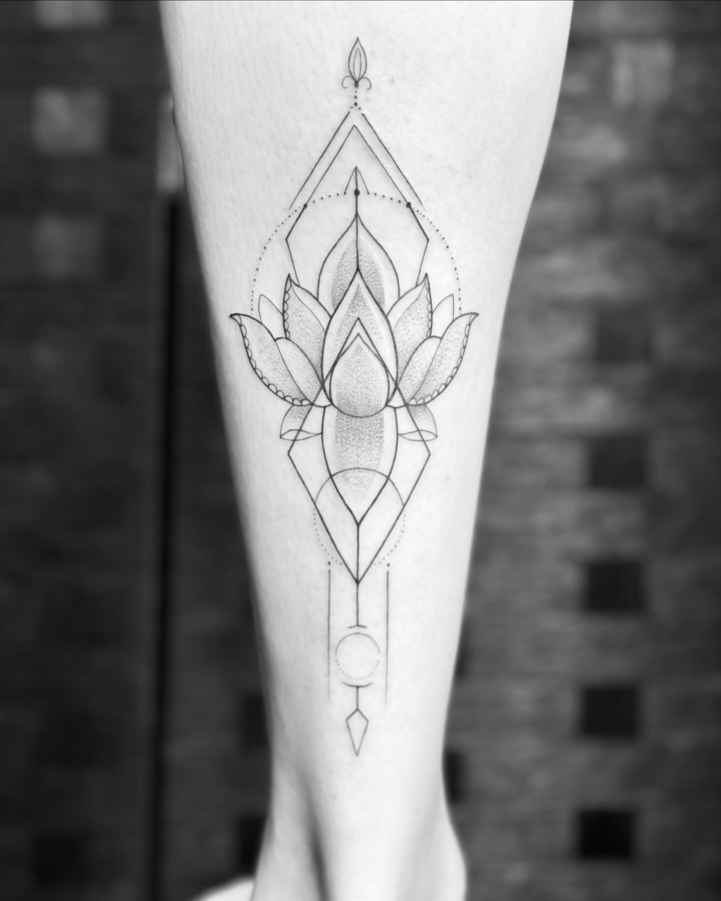 Two Lotus flowers for two Best Friends! Absolutely love a fine line design 👌🏼
.
.
.
.
#finelinetattoo #tattooideas #tattoodesign #ideas #tattoo #tattooart #tattooartist #blxckworktattoo #ink #tattoostyle #tattooing #tattoostudio