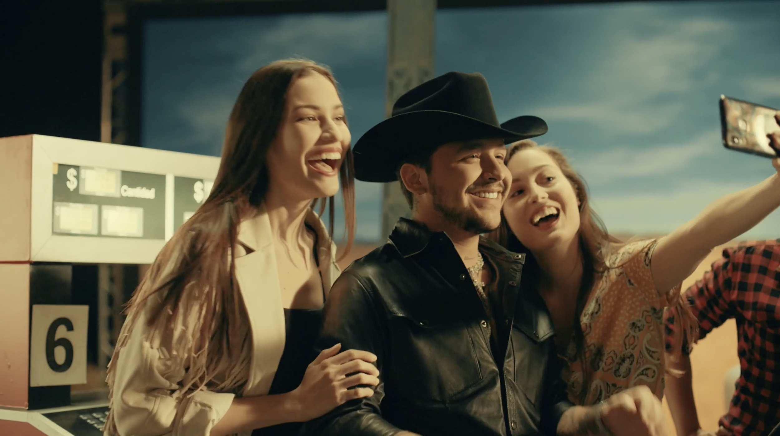 Mega Móvil | Christian Nodal