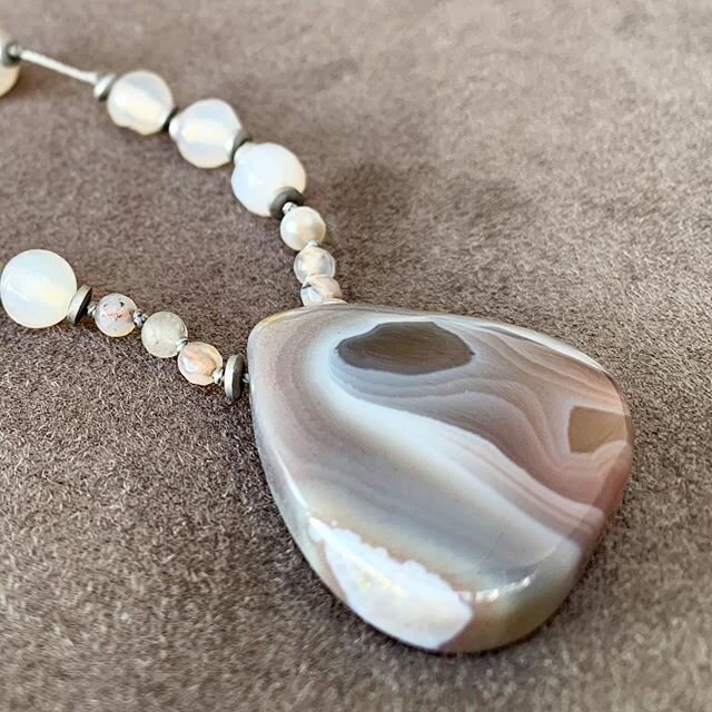 New agate pendant necklace. The banding in this agate is delicious, don&rsquo;t you think? 
#jewelry #handmadejewelry #semiprecious #minerals #agate #beadedjewelry @kerentay