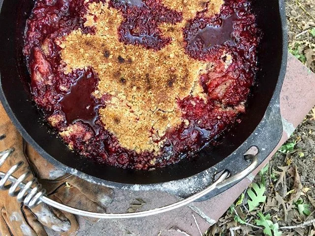 Hope y&rsquo;all are having a &ldquo;berry&rdquo; fun weekend! 🍓🍒 Here&rsquo;s an extra juicy bumbleberry crumble with strawberries, raspberries &amp; summery bing cherries! Bumbleberry is a pie referring to at least 3 or more berries, often with a