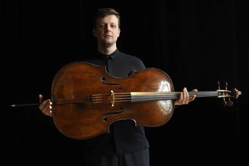 Istvan Vardai shows Du Pre-Harrell Stradivari cello. Photo: MTI/Kovács Tamás
