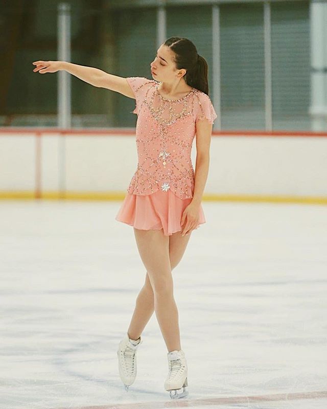 Congrats to @emma.coppess winning Junior Ladies at SWP Regionals this past weekend! Skating to The Great Gatsby ✨ #customdesign