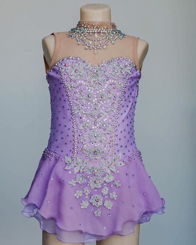 For those who get to spot this little holiday dress in person, it surely requires a moment to take in! ✨❄️