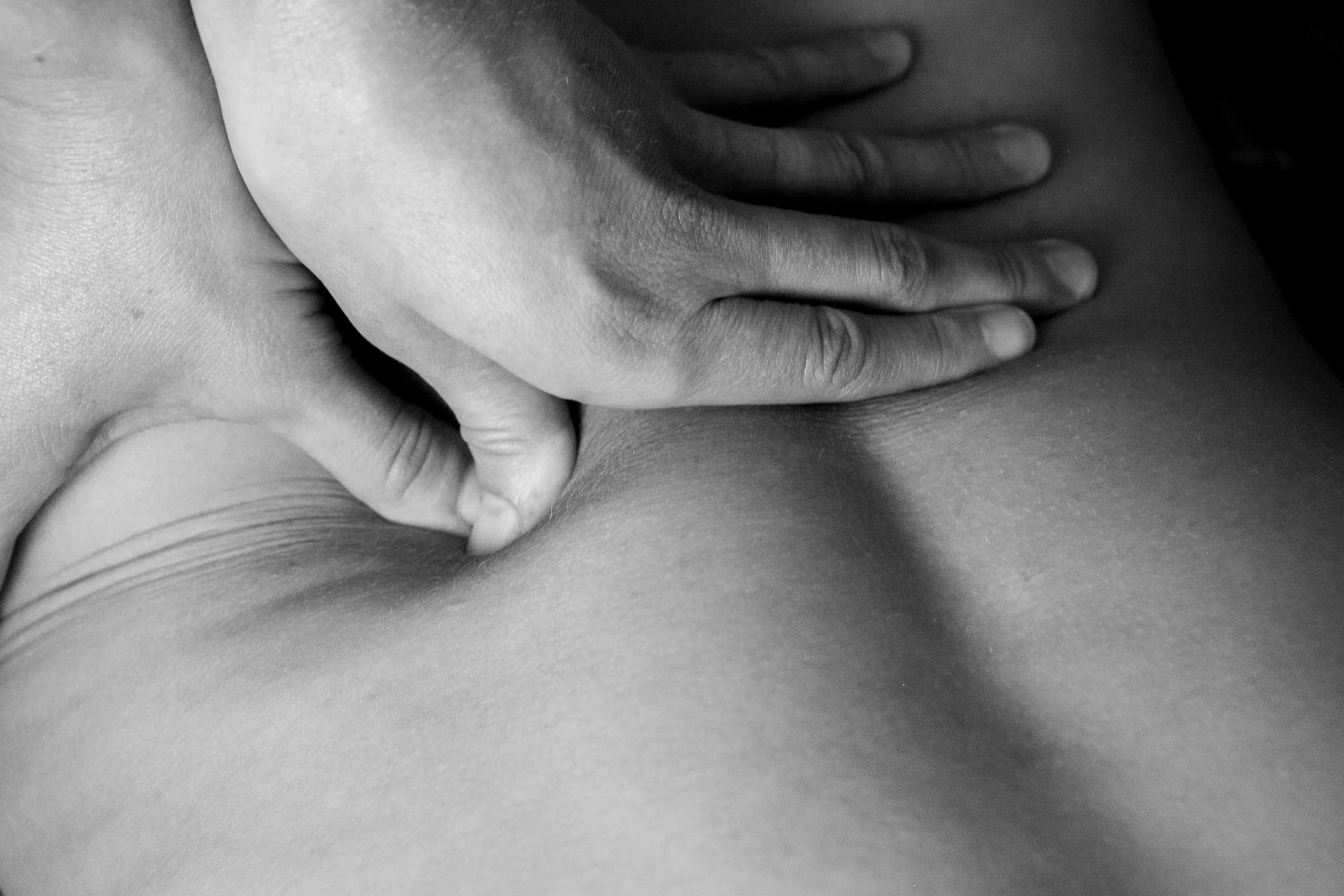 Myotherapy releasing trigger points (knots) in the lower back