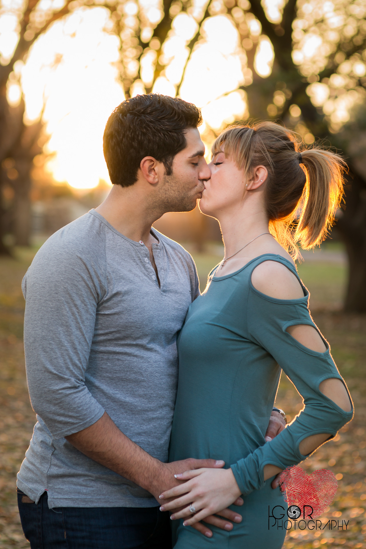 Fort Worth Engagement kiss photos