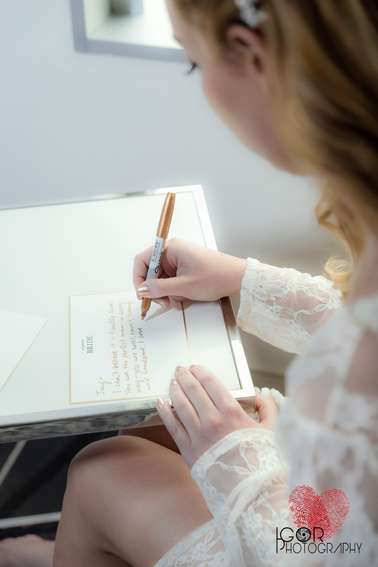 A Dallas Bride writing a love letter to the groom.